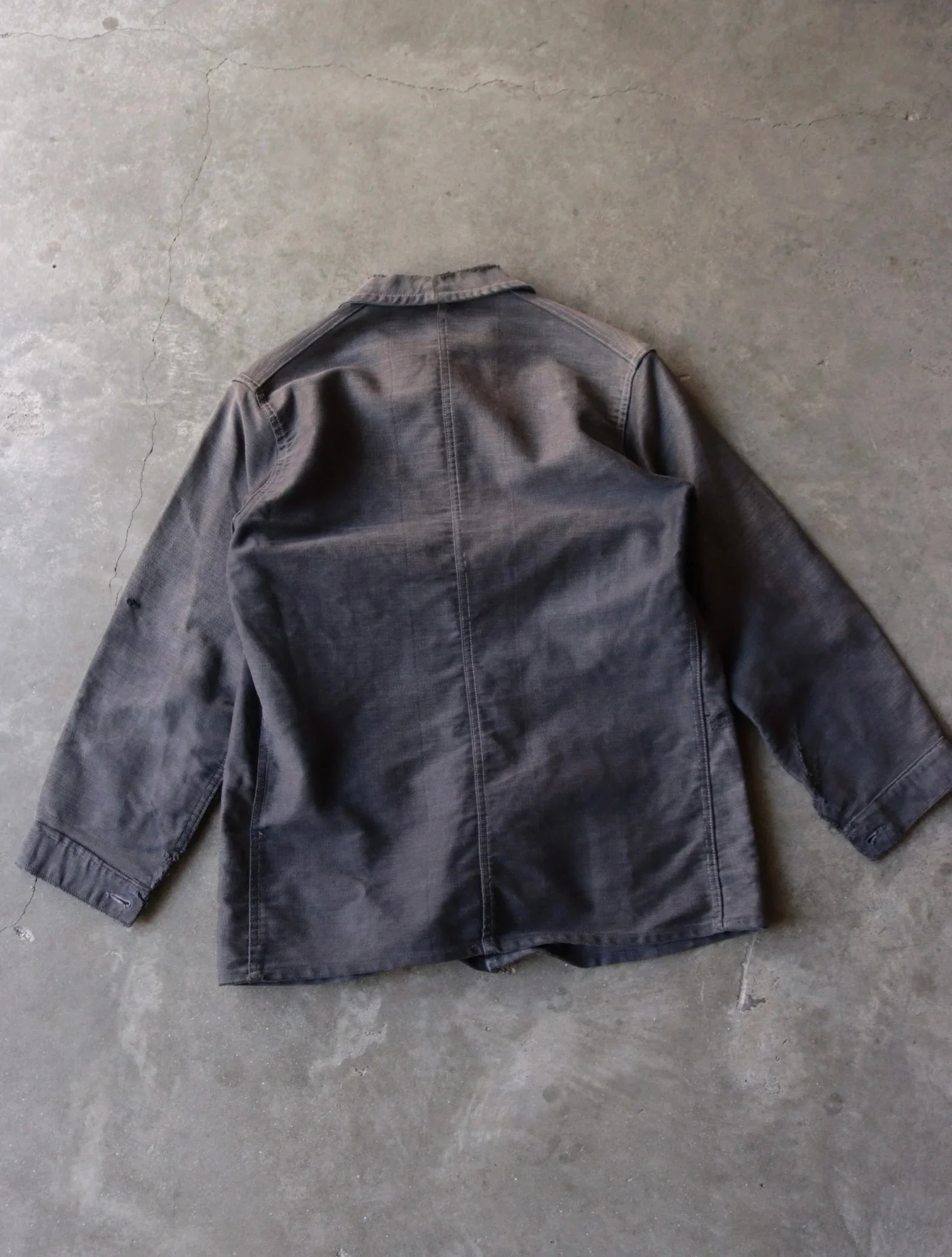 1950S BLACK FRENCH MOLESKIN FADED REPAIRED CHORE JACKET - Image 4