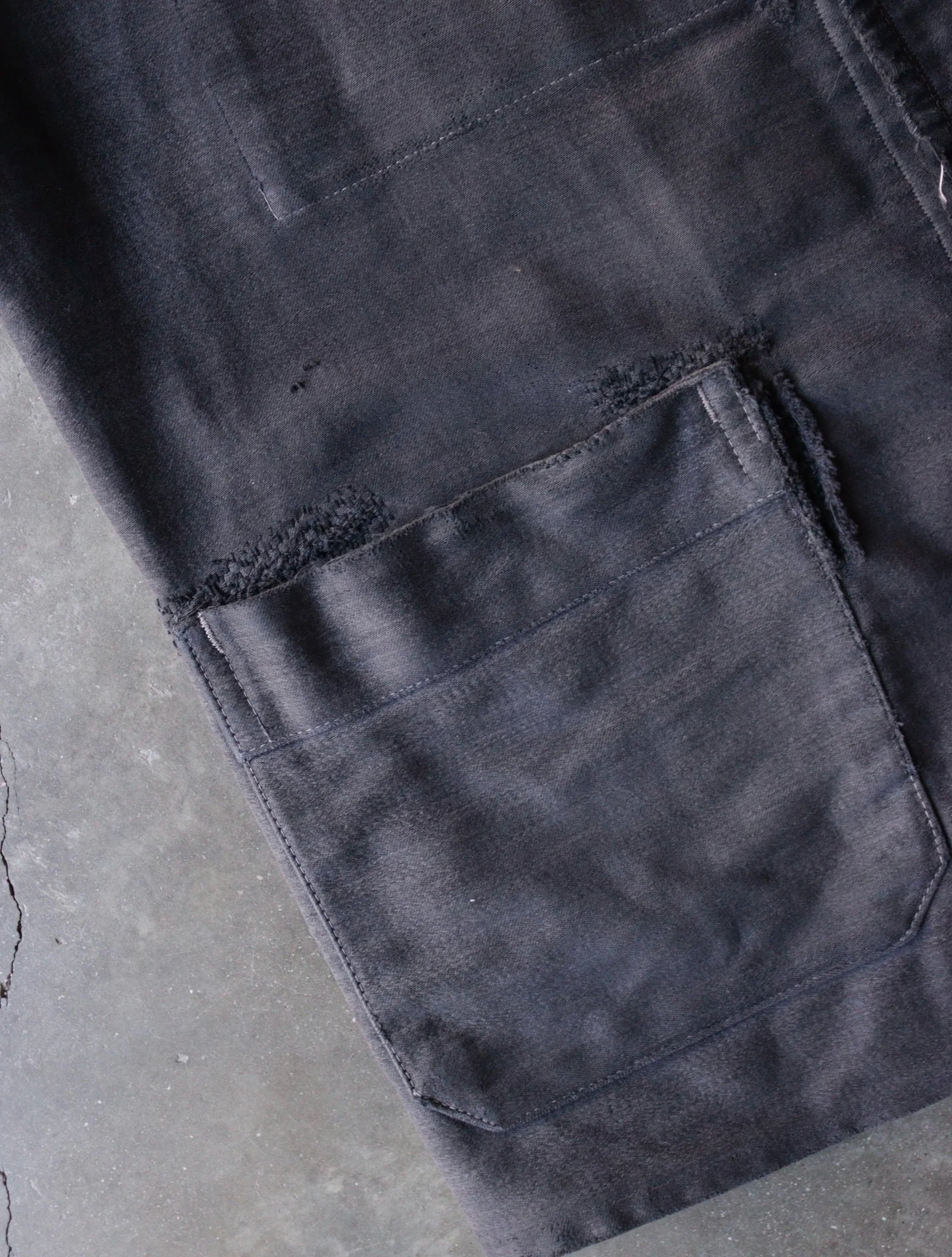 1950S BLACK FRENCH MOLESKIN FADED REPAIRED CHORE JACKET - Image 5