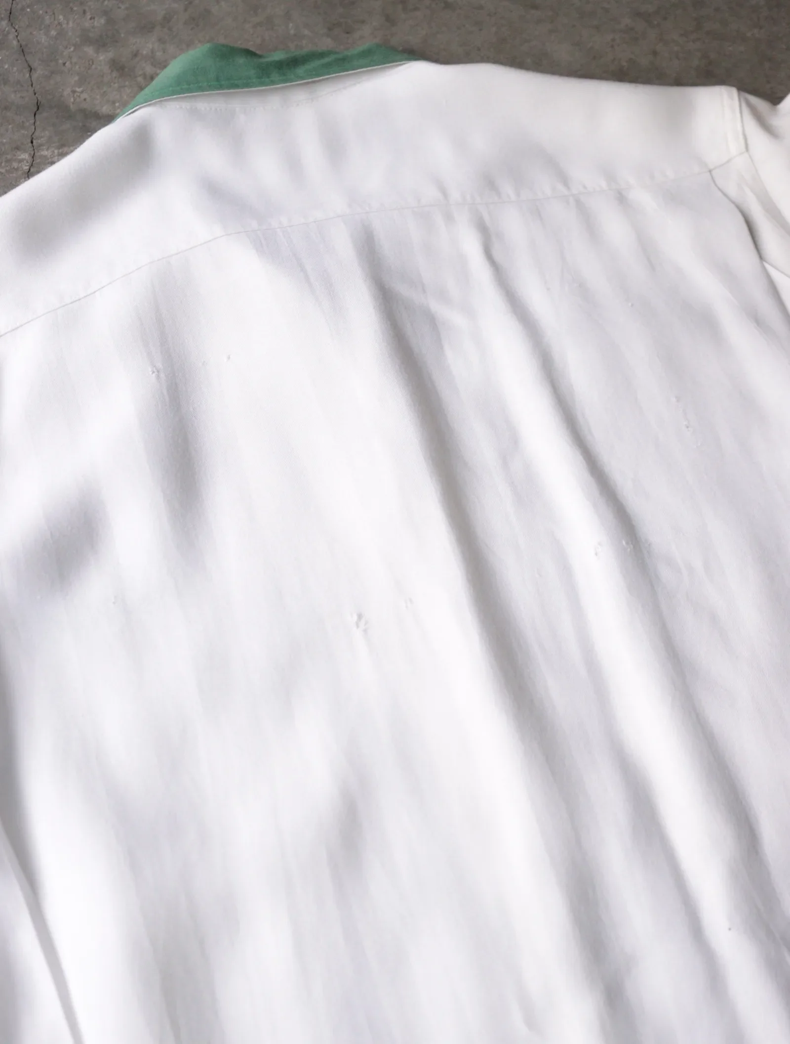 1950S TWO TONE RAYON CHAINSTITCH BOWLING SHIRT - Image 3