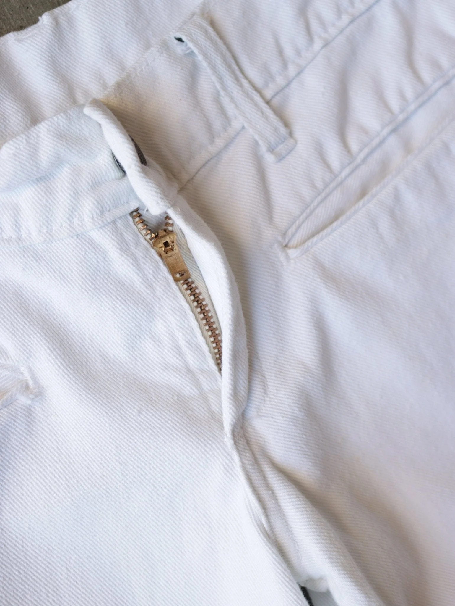 1970S WIDE FLARE WHITE DENIM PANTS - Image 3