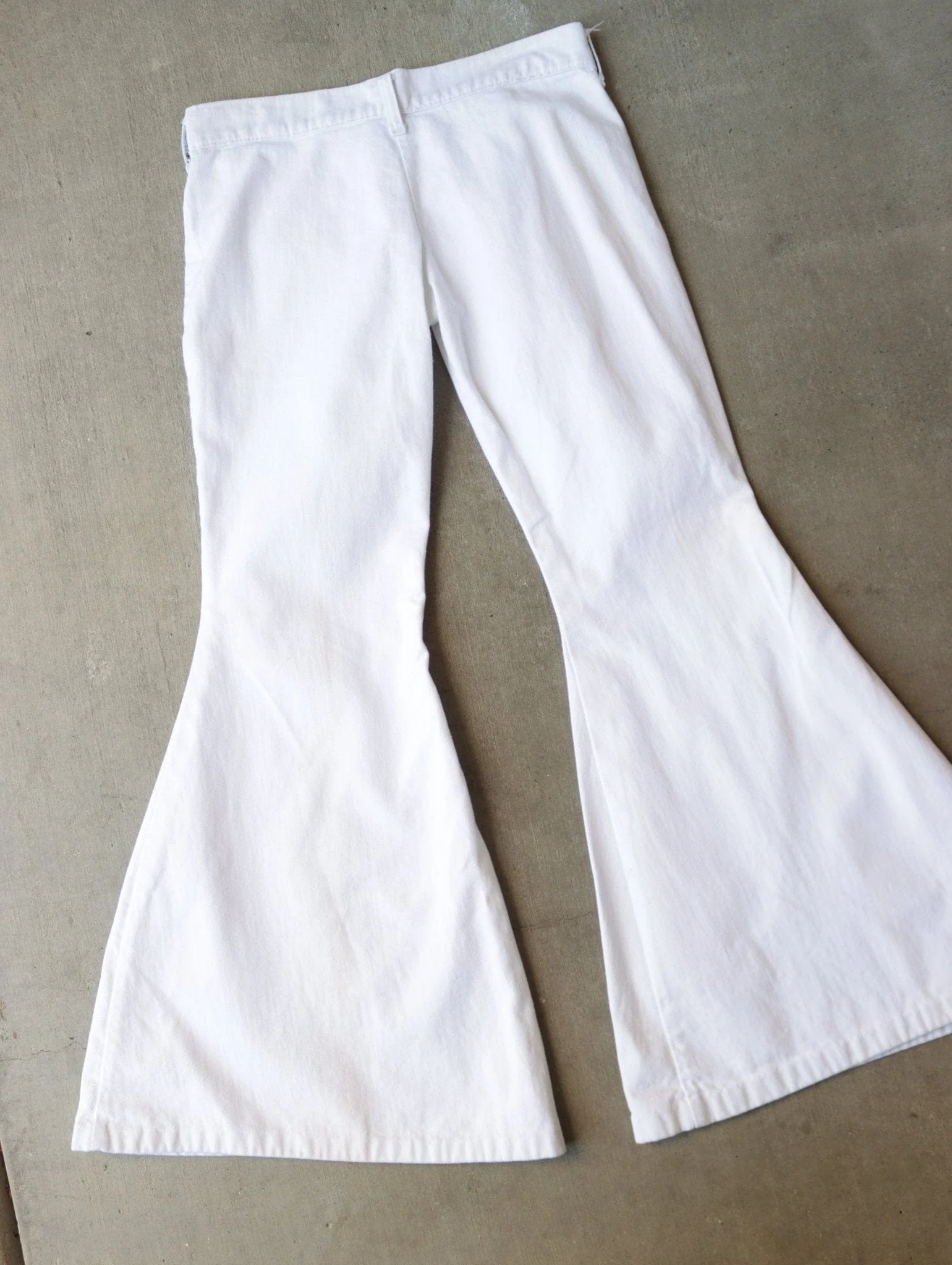 1970S WIDE FLARE WHITE DENIM PANTS - Image 4